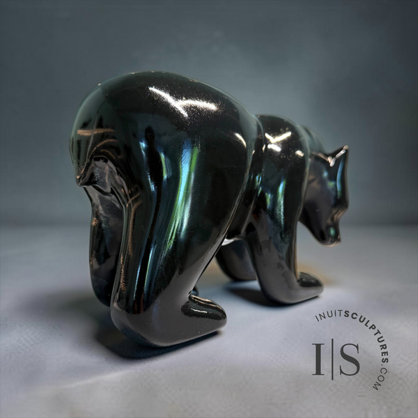 Ours marcheur de 30 cm par Ottokie Samayualie *Opal Noir*