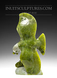 Aigle vert pomme 9" avec poisson par Pitseolak Qimirpik